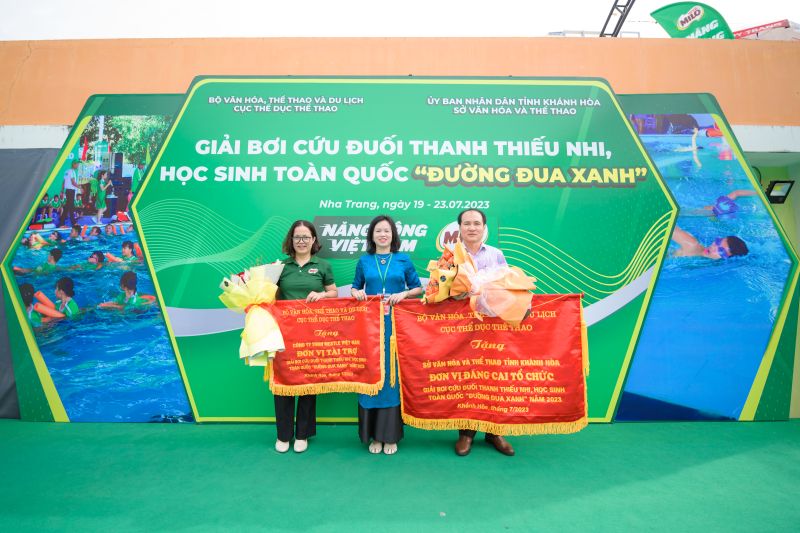Bà Nguyễn Thị Chiên, Phó Trưởng phòng Thể dục thể thao quần chúng, Cục TDTT tặng cờ cho đơn vị đăng cai và đại diện nhãn hàng Nestlé MILO