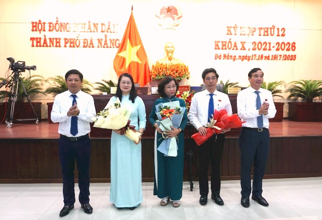 Ông Trần Chí Cường (thứ 2 bên phải) giữ chức Phó Chủ tịch UBND TP. Đà Nẵng nhiệm kỳ 2021-2026