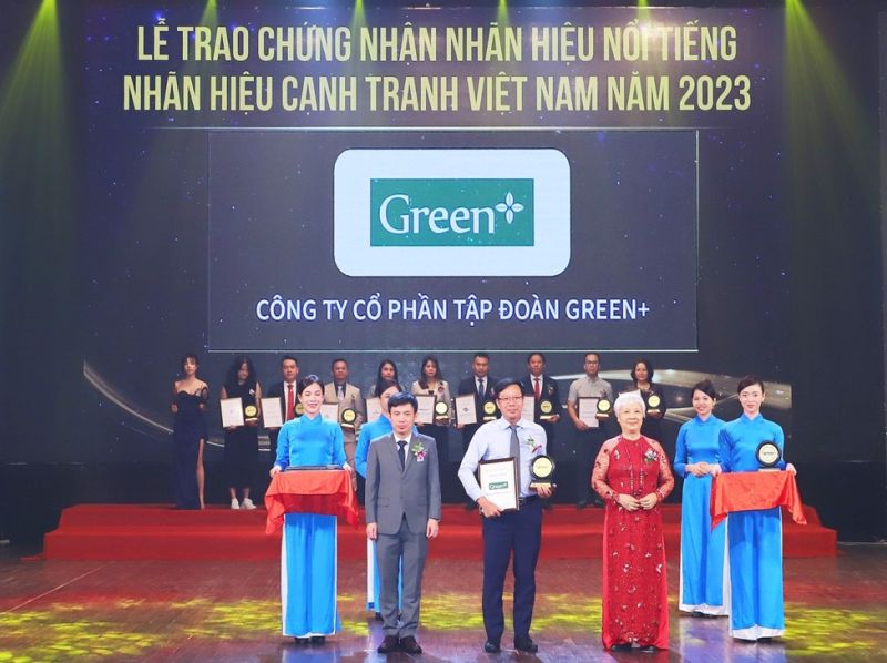 Ông Lê Đình Phong – Tổng Giám Đốc Tập Đoàn Green+ nhận chứng nhận