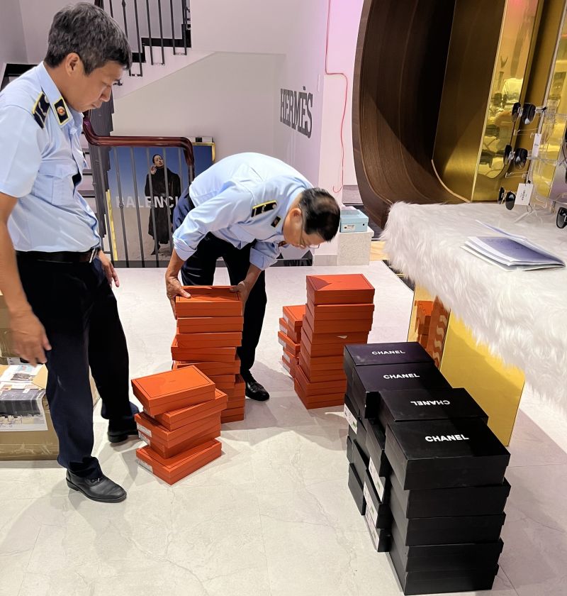 Lực lượng QLTT Khánh Hòa vừa tạm giữ 100 đôi dép gắn nhãn hiệu Chanel và Hermès
