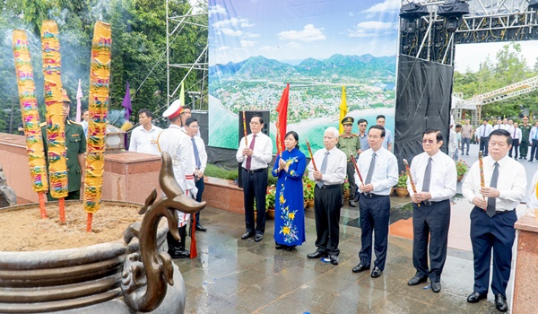Chủ tịch nước Võ Văn Thưởng và lãnh đạo Đảng, Nhà nước đến viếng, dâng hương tưởng niệm các Anh hùng liệt sĩ tại Nghĩa trang Hàng Dương, Côn Đảo