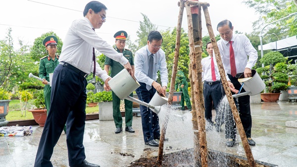 Chủ tịch nước Võ Văn Thưởng cùng lãnh đạo tỉnh Bà Rịa - Vũng Tàu trồng cây trong khuôn viên Nghĩa trang Hàng Dương