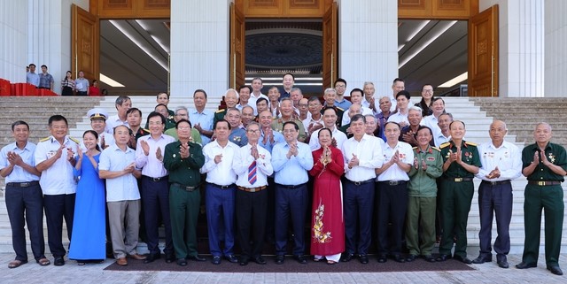 1, Thủ tướng Chính phủ chụp ảnh lưu niệm cùng Đoàn đại biểu người có công tiêu biểu tỉnh Nam Định