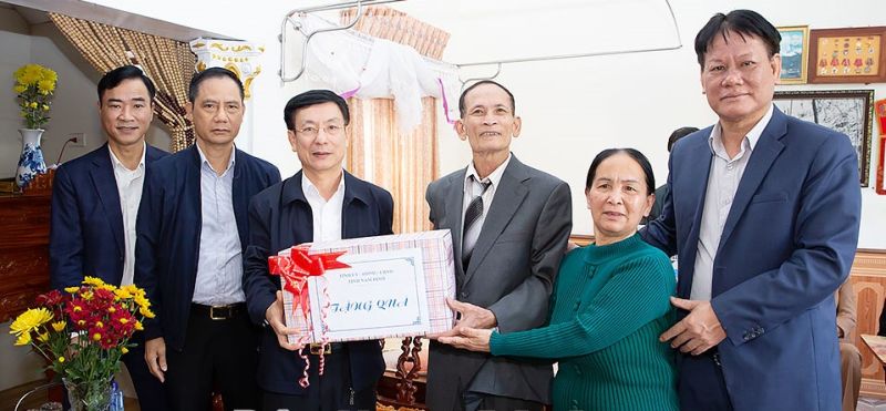 2, Lãnh đạo tỉnh Nam Định tăm, tặng quà đối tượng chính sách người có công