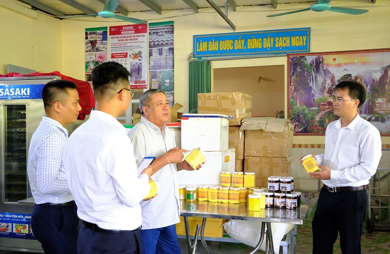 Ông Nguyễn Toàn Thắng - Phó Giám đốc Sở KH&CN tỉnh Ninh Bình kiểm tra quy trình áp dụng truy xuất nguồn gốc tại HTX thảo dược Yên Sơn