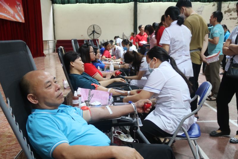 Các tình nguyện viên tham gia hiến máu tại ngày hội