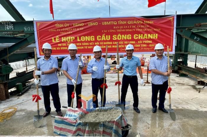 Đại diện lãnh đạo UBND tỉnh Quảng Ninh và chủ đầu tư, nhà thầu phát động hợp long cầu sông Chanh 3.