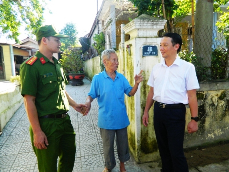 Bí thư Thành ủy Huế Phan Thiên Định lắng nghe ý kiến người dân