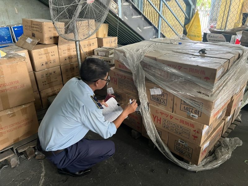 Lực lượng Quản lý thị trường tỉnh An Giang tiến hành kiểm tra hàng hóa tại cơ sở
