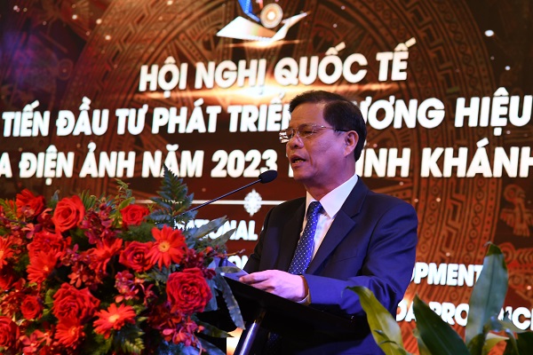 Ông Nguyễn Tấn Tuân, Phó Bí thư Tỉnh ủy, Chủ tịch UBND tỉnh phát biểu tại Hội nghị Quốc tế xúc tiến đầu tư phát triển thương hiệu du lịch qua điện ảnh năm 2023 tỉnh Khánh Hòa