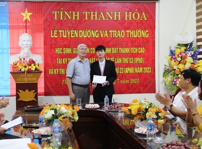 Hội Khuyến học tỉnh Thanh Hóa trao thưởng cho em Lê Viết Hoàng Anh và thầy giáo Nguyễn Hoàng Hà.