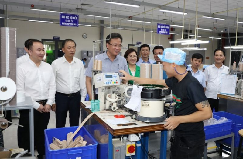 Bí thư Tỉnh ủy Nguyễn Hữu Nghĩa đã đến thăm, làm việc và trao quà tặng đoàn viên công đoàn tại Công ty TNHH Công nghiệp Texco (Việt Nam).