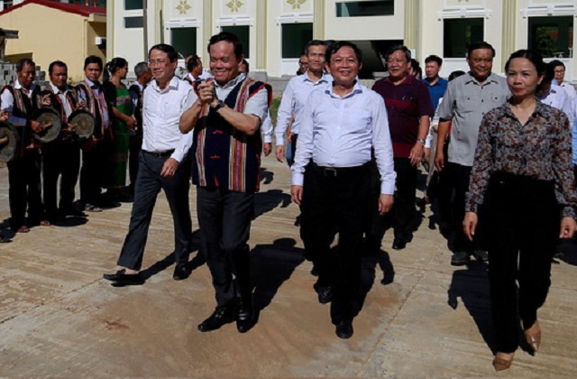 - Ph&oacute; Thủ tướng Trần Lưu Quang (h&agrave;ng trước, thứ 3 từ phải qua) thăm đồng b&agrave;o d&acirc;n tộc thiểu số ở huyện T&acirc;y Sơn (B&igrave;nh Định). Ảnh: Phước Han