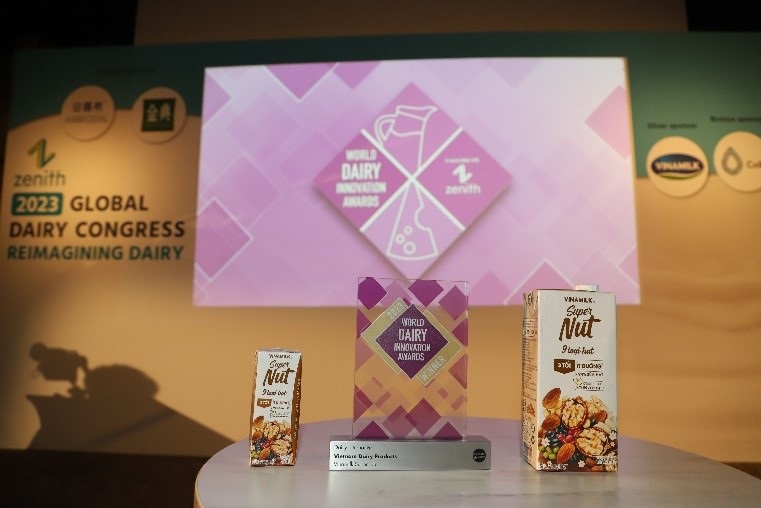 A3 Sản phẩm Sữa 9 Loại Hạt Vinamilk Super Nut đã xuất sắc giành giải “Quán quân” ở hạng mục “Sản phẩm thay thế sữa tốt nhất” (Best Dairy Alternative). (Ảnh: Vinamilk)