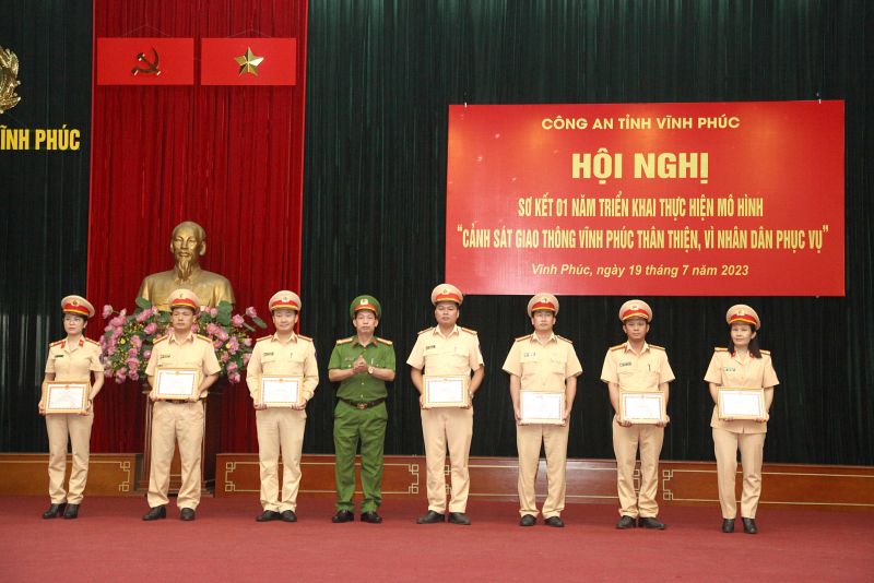 Sau 1 năm triển khai mô hình, mối quan hệ gắn bó với quần chúng nhân dân và lực lượng CSGT Vĩnh Phúc thêm gần gũi, gắn bó Sau 1 năm triển khai mô hình, mối quan hệ gắn bó với quần chúng nhân dân và lực lượng CSGT Vĩnh Phúc thêm gần gũi, gắn bó