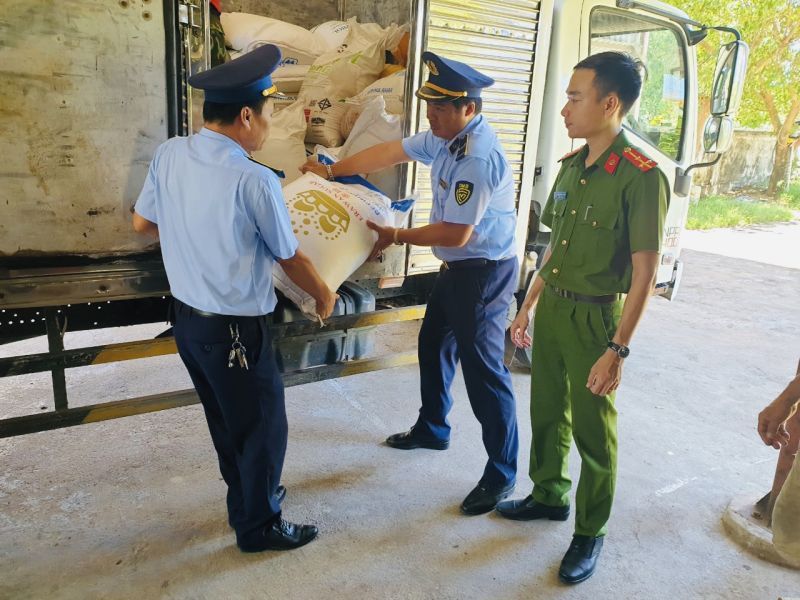 Lực lượng chức năng tỉnh Quảng Trị tịch thu đường cát nhập lậu