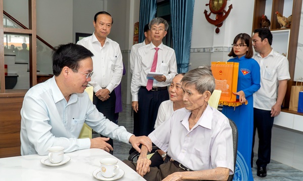 Chủ tịch nước Võ Văn Thưởng thăm, tặng quà gia đình cựu tù chính trị tại huyện Côn Đảo