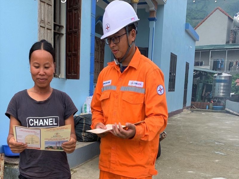 Công nhân PC Quảng Ninh tuyên truyền hướng dẫn sử dụng điện an toàn, phát 50.000 tờ rơi đến người dân trên địa bàn tỉnh Quảng Ninh