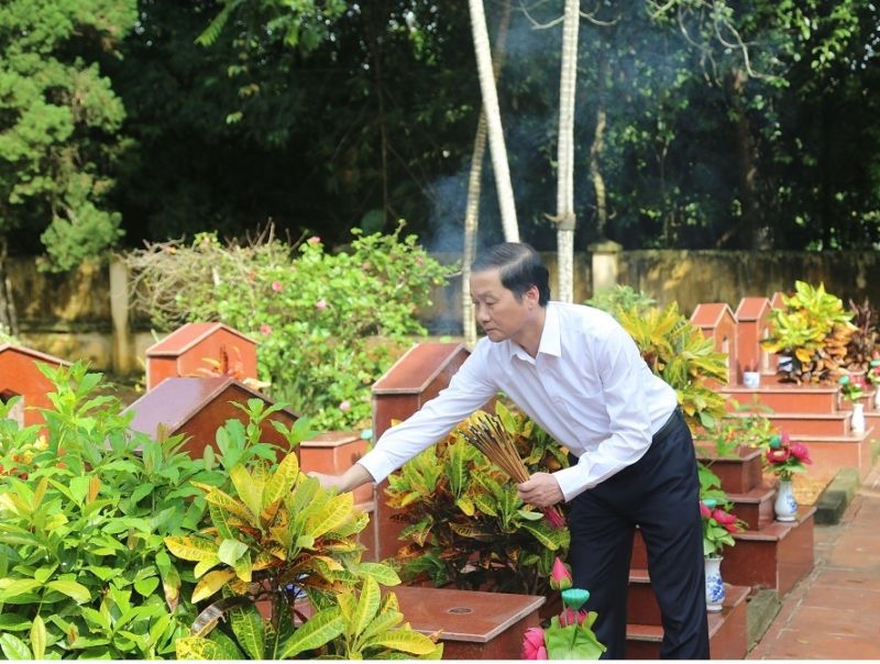 Chủ tịch UBND tỉnh Đỗ Minh Tuấn dâng hương lên các phần mộ liệt sĩ.