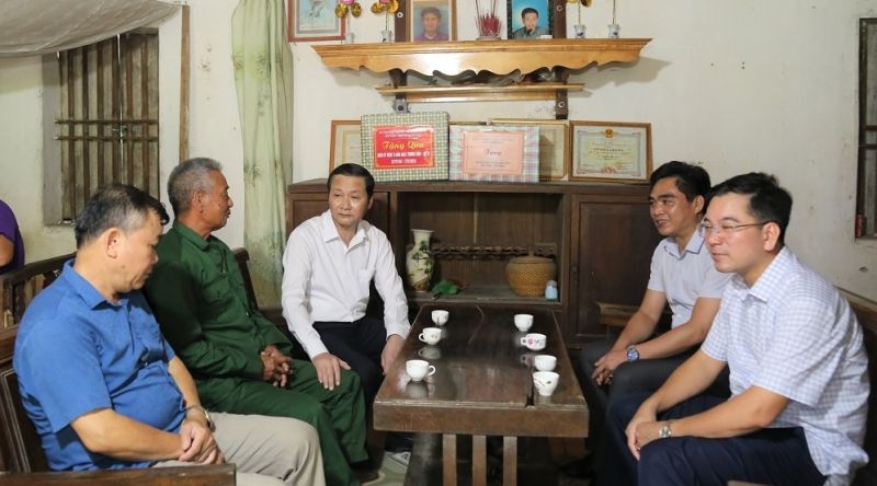 Chủ tịch UBND tỉnh Đỗ Minh Tuấn cùng các thành viên trong đoàn thăm hỏi, động viên thương binh Nguyễn Hữu Mai.