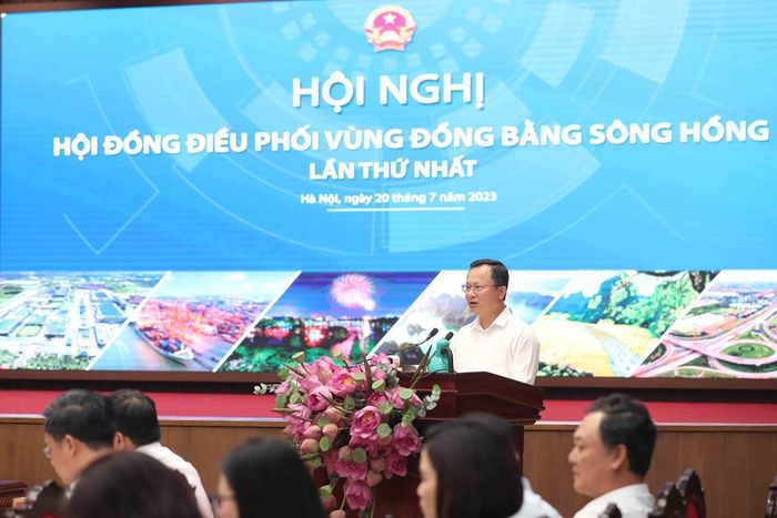 Ông Cao Tường Huy, Quyền Chủ tịch UBND tỉnh Quảng Ninh đóng góp các giải pháp về chính sách tại Hội nghị. Ảnh: Như Trung.