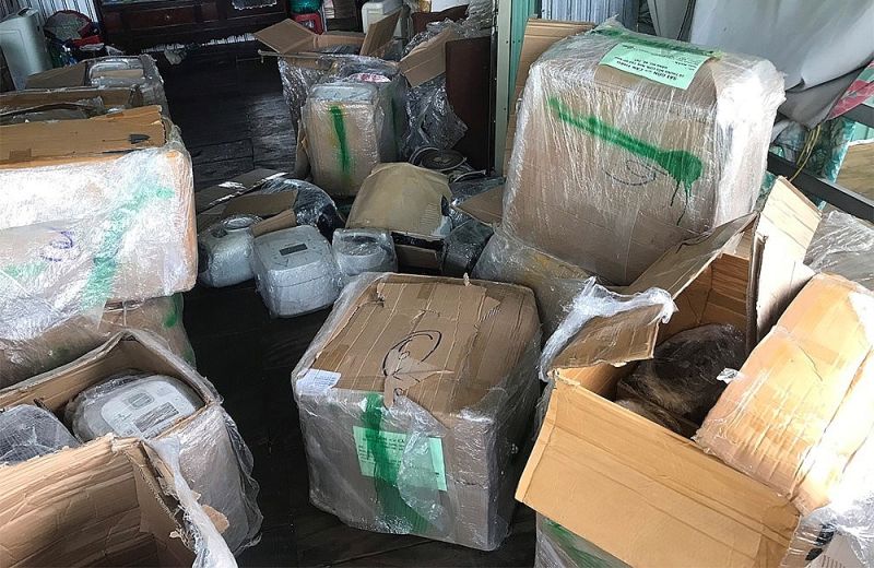 Hàng trăm sản phẩm đồ điện tử đã qua sử dụng nhập lậu vừa bị lực lượng liên ngành chống buôn lậu tỉnh An Giang thu giữ