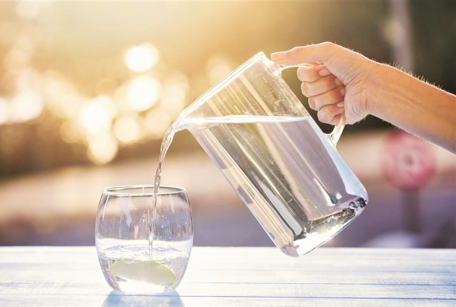 Tăng cường uống nước sẽ giúp hạn chế lắng đọng tinh thể urat tại khớp