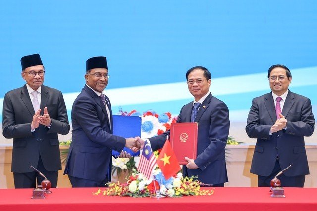 Thủ tướng Chính phủ Phạm Minh Chính và Thủ tướng Malaysia Anwar Ibrahim chứng kiến lễ ký văn kiện giữa hai nước