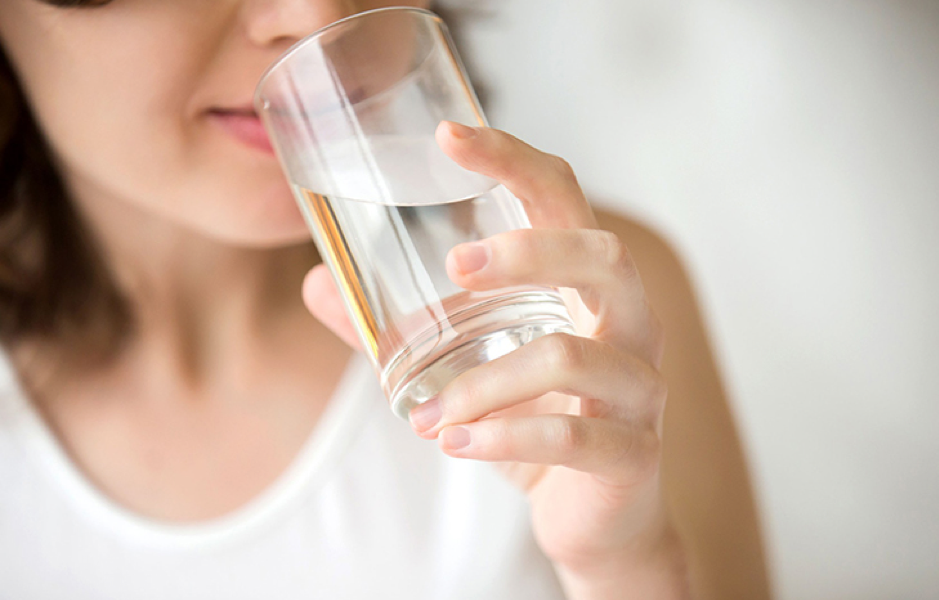 Uống nước ấm giúp giảm tình trạng đau rát họng