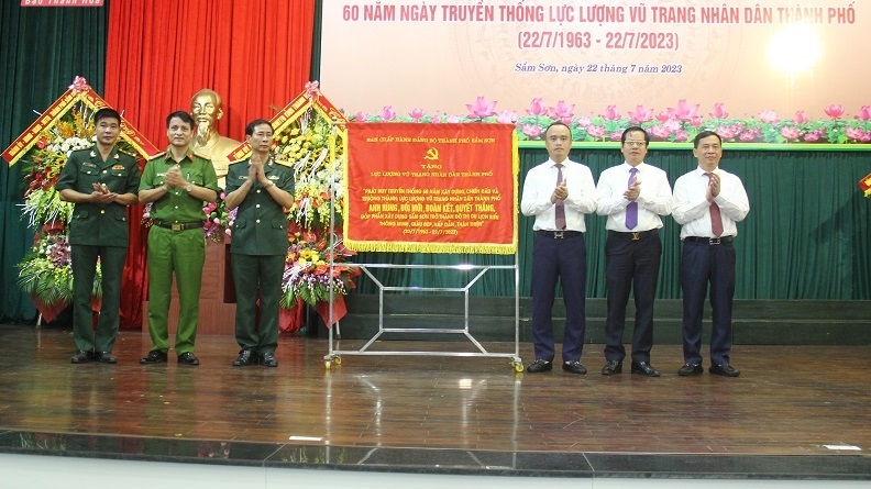 Lãnh đạo TP Sầm Sơn trao tặng bức trướng cho LLVT Nhân dân thành phố.