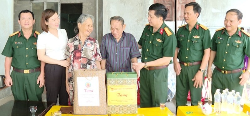 Đoàn thăm và tặng quà gia đình ông Nguyễn Hồng Dợi ở tổ dân phố Phú Thọ, thị trấn Tân phong, huyện Quảng Xương.