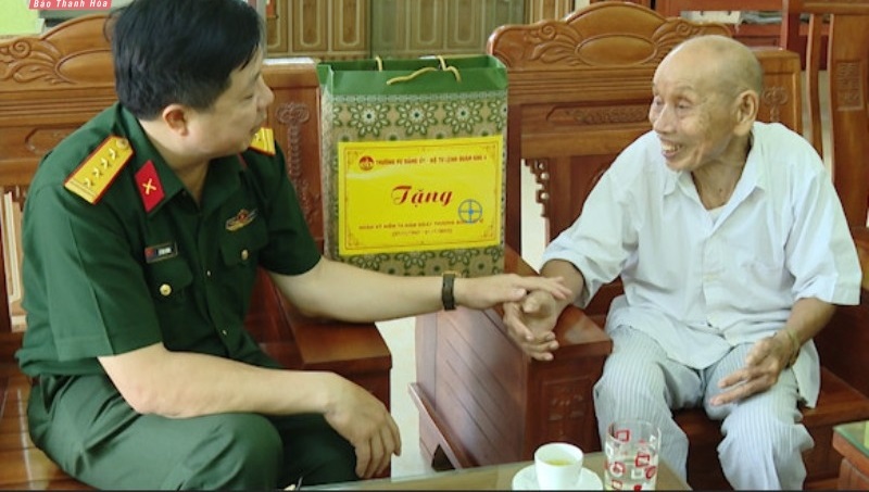 Thăm và tặng quà gia đình ông Bùi Ngọc Láu, thương binh 41% ở Thôn Tiên Vệ, xã Quảng Định, huyện Quảng Xương.