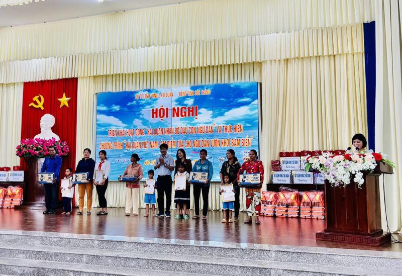 "Hải quân Việt Nam làm điểm tựa cho ngư dân vươn khơi, bám biển"