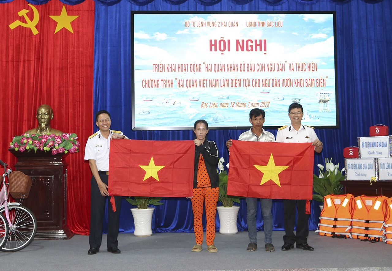 Lãnh đạo Vùng 2 Hải quân trao cờ và áo phao cho ngư dân hai tỉnh Tỉnh Bạc Liêu và Sóc Trăng