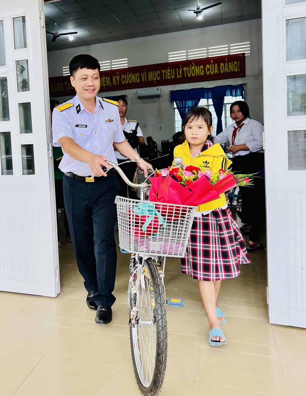 Một số con em ngư dân được nhận đỡ đầu đã nhận một món quà đặc biệt từ Vùng 2 và các Mạnh thường quân là những chiếc xe đạp mới tinh để đến trường trong năm học mới