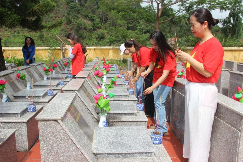 Đoàn thiện nguyện Hà Nội thắp hương tưởng niệm, tri ân các anh hùng liệt sĩ đã hi sinh bảo vệ tổ quốc tại Nghĩa trang liệt sĩ huyện Cao Lộc