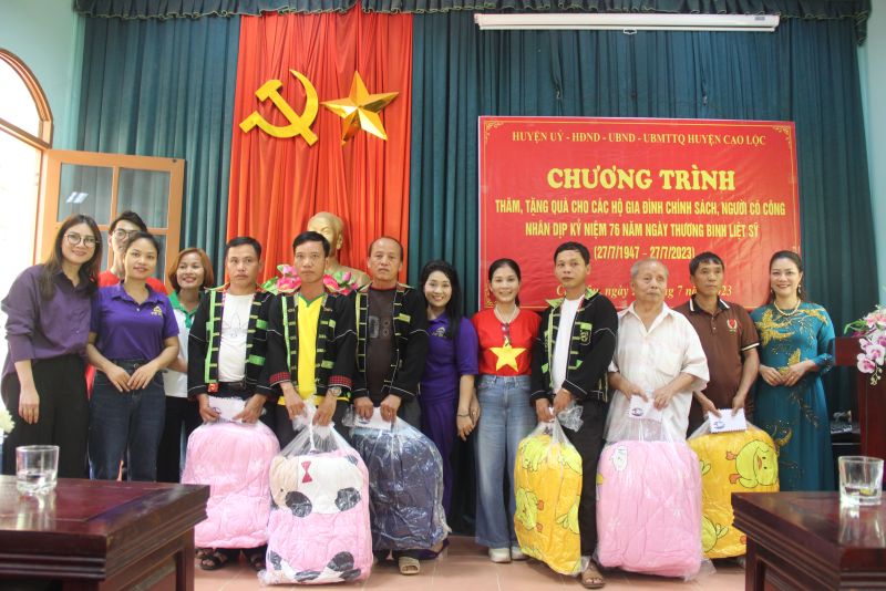 Đoàn thiện nguyện Hà Nội thăm hỏi, trao tặng quà cho các gia đình thương binh, liệt sĩ trên địa bàn xã Cao Lâu, huyện Cao Lộc
