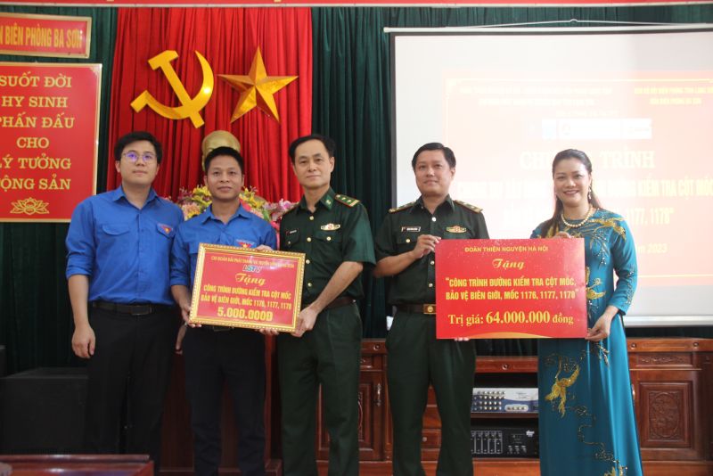 Đại diện Đoàn thiện nguyện Hà Nội cùng các đơn vị trao kinh phí hỗ trợ xây dựng đường kiểm tra cột mốc bảo vệ biên giới cho Đồn Biên phòng Ba Sơn, huyện Cao Lộc
