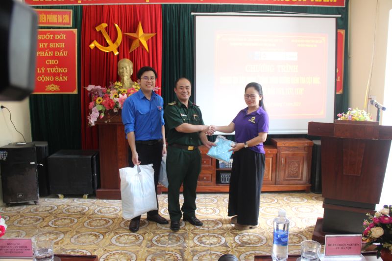 Đoàn thiện nguyện Hà Nội trao tặng 20 bộ áo dài cho học sinh Trường THPT Ba Sơn, huyện Cao Lộc
