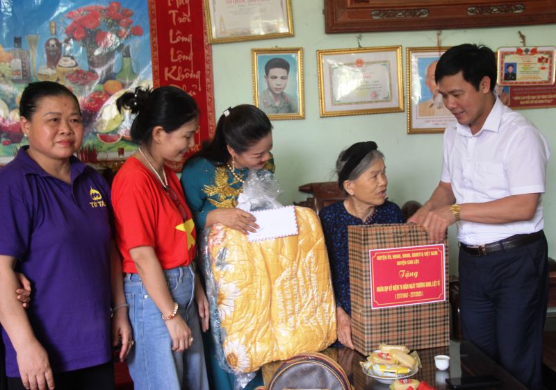 Đoàn thiện nguyện thăm hỏi, động viên, tặng quà gia đình bà Nông Thị Hậu, xã Cao Lâu, huyện Cao Lộc