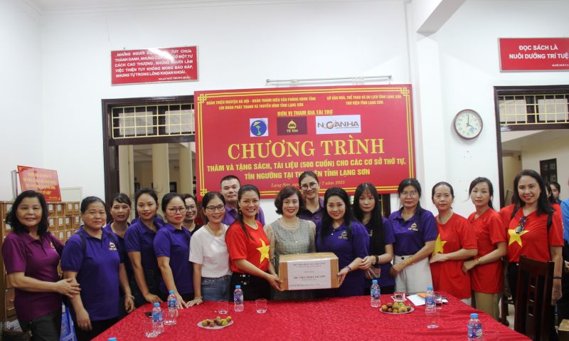 Đoàn thiện nguyện Hà Nội trao tặng 500 cuốc sách, tư liệu cho Thư viện tỉnh Lạng Sơn