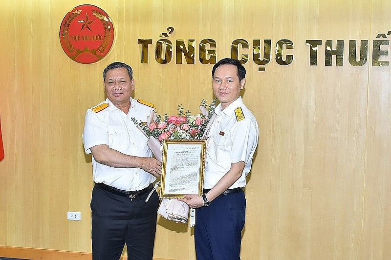 Phó Tổng cục trưởng Tổng cục Thuế Phi Vân Tuấn trao quyết định cho ông Nguyễn Tài Hải.
