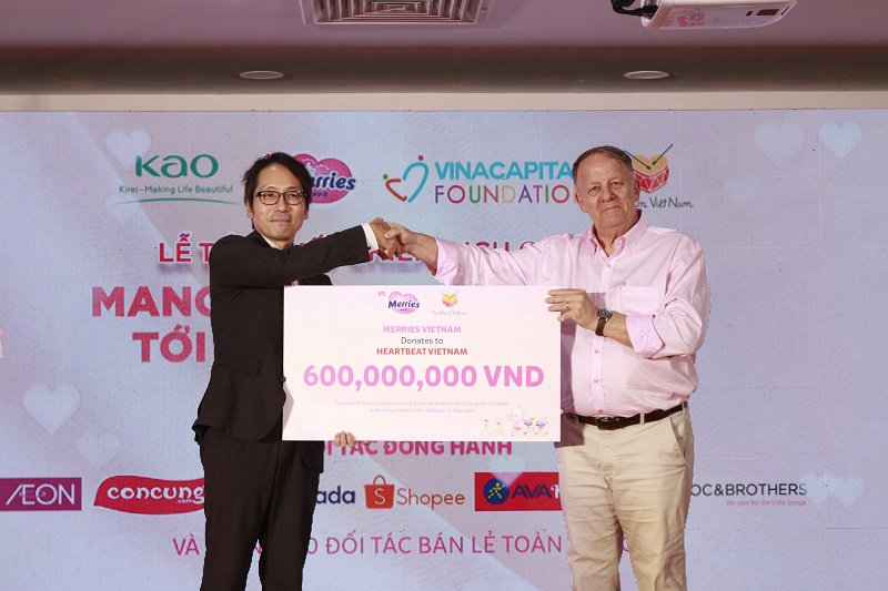 Ông Yasue Shintaro, Tổng Giám đốc Kao Việt Nam trao bảng tài trợ tượng trưng cho Ông Rad Kivette, Tổng Giám đốc VCF
