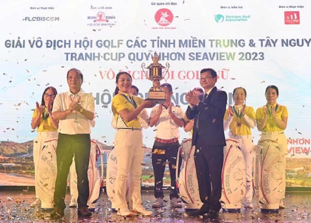 Ông Nguyễn Tự Công Hoàng (đầu bên phải, hàng trước) và ông Nguyễn Văn Dũng (bìa trái, hàng trước) trao chức Vô địch nội dung nữ cho Hội Golf Nghệ An.