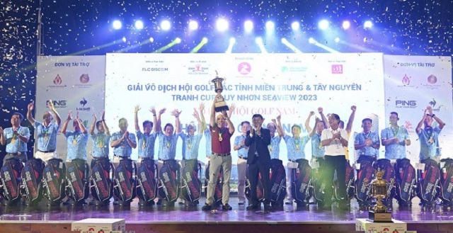 Đội nam Hội Golf Quảng Nam nâng cao cúp Vô địch.