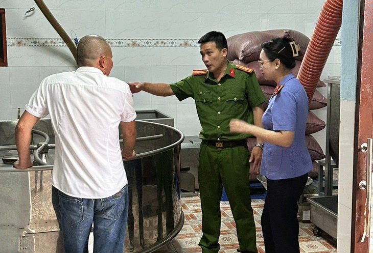 Công an tỉnh Đắk Lắk kiểm tra một cơ sở sản xuất cà phê giả
