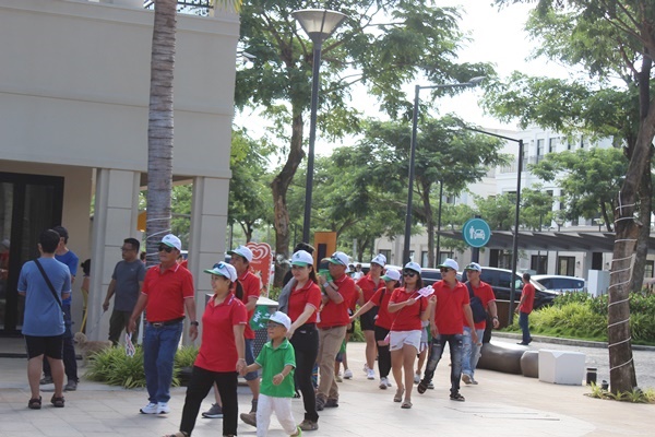 Đoàn du khách Công ty TNHH thương mại dịch vụ Thanh Ngọc trong đồng phục màu đỏ