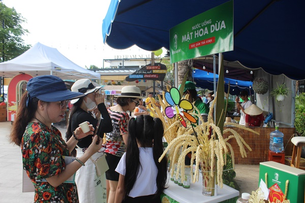 Chị Mỹ Linh du khách Việt Kiều Úc cùng người thân tại lễ hội