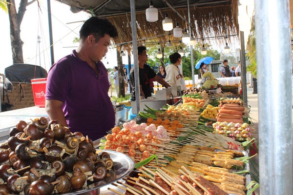 Gian hàng ẩm thực với nhiều món ăn phong phú, đa dạng