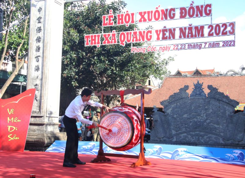 Bí thư Thị ủy Quảng Yên Hồ Văn Vịnh gióng trống khai hội Xuống đồng năm 2023.